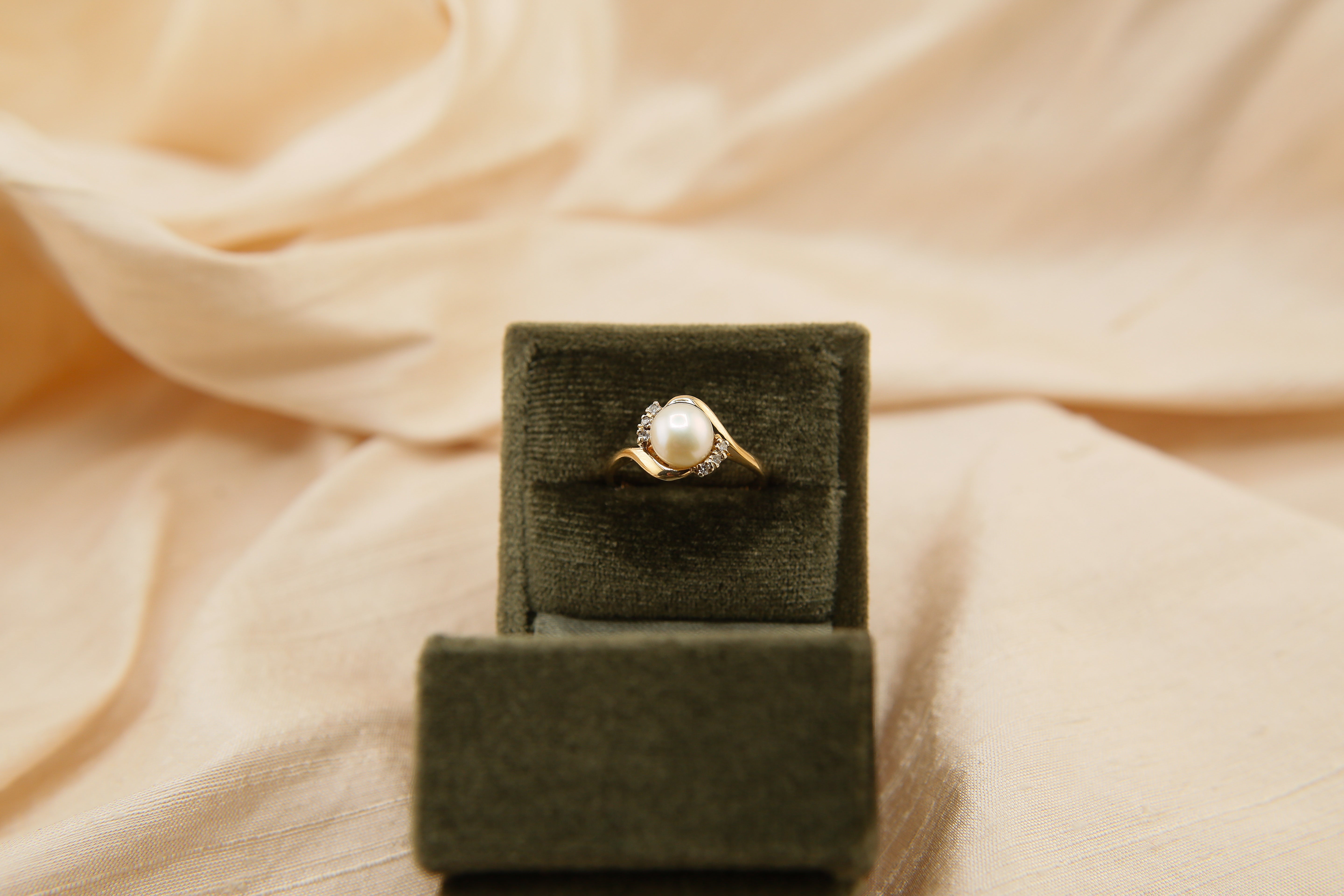 14k Pearl Bypass w Diamond Accent | sz 6.5