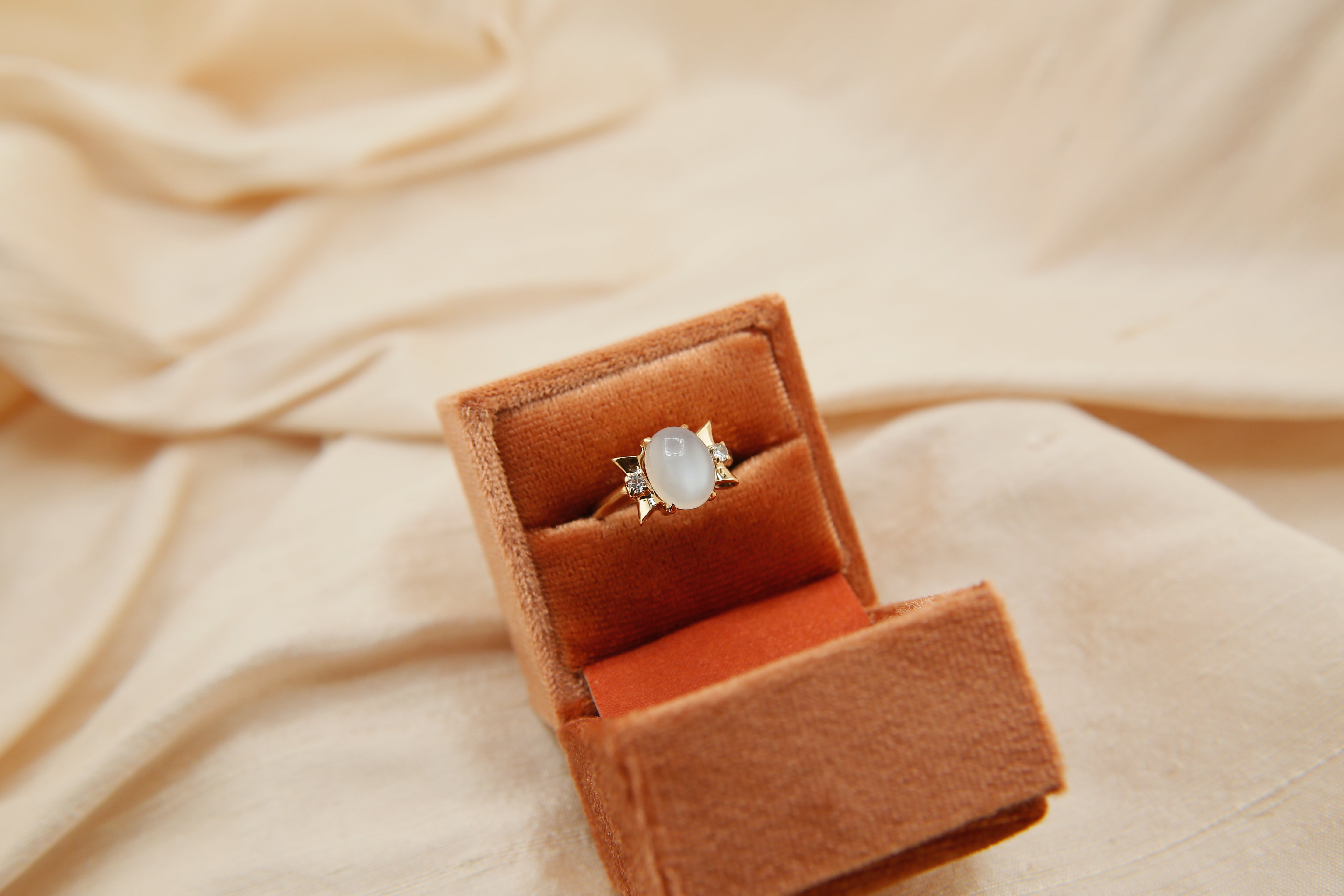 Vintage 10k White Moonstone Bow Ring | sz 6.25