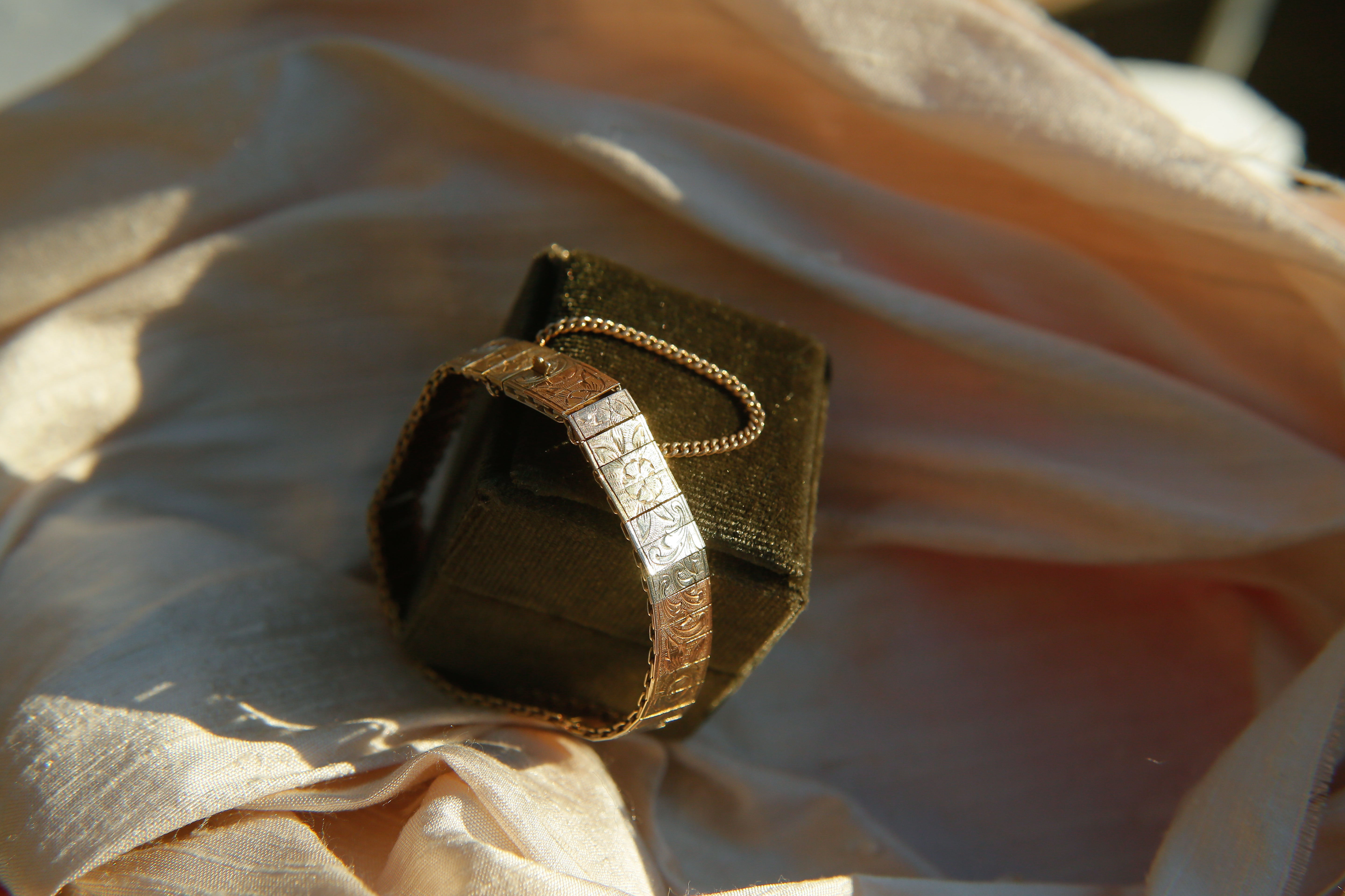 Vintage Tritone Floral with safety chain 7" | Vintage Bracelet