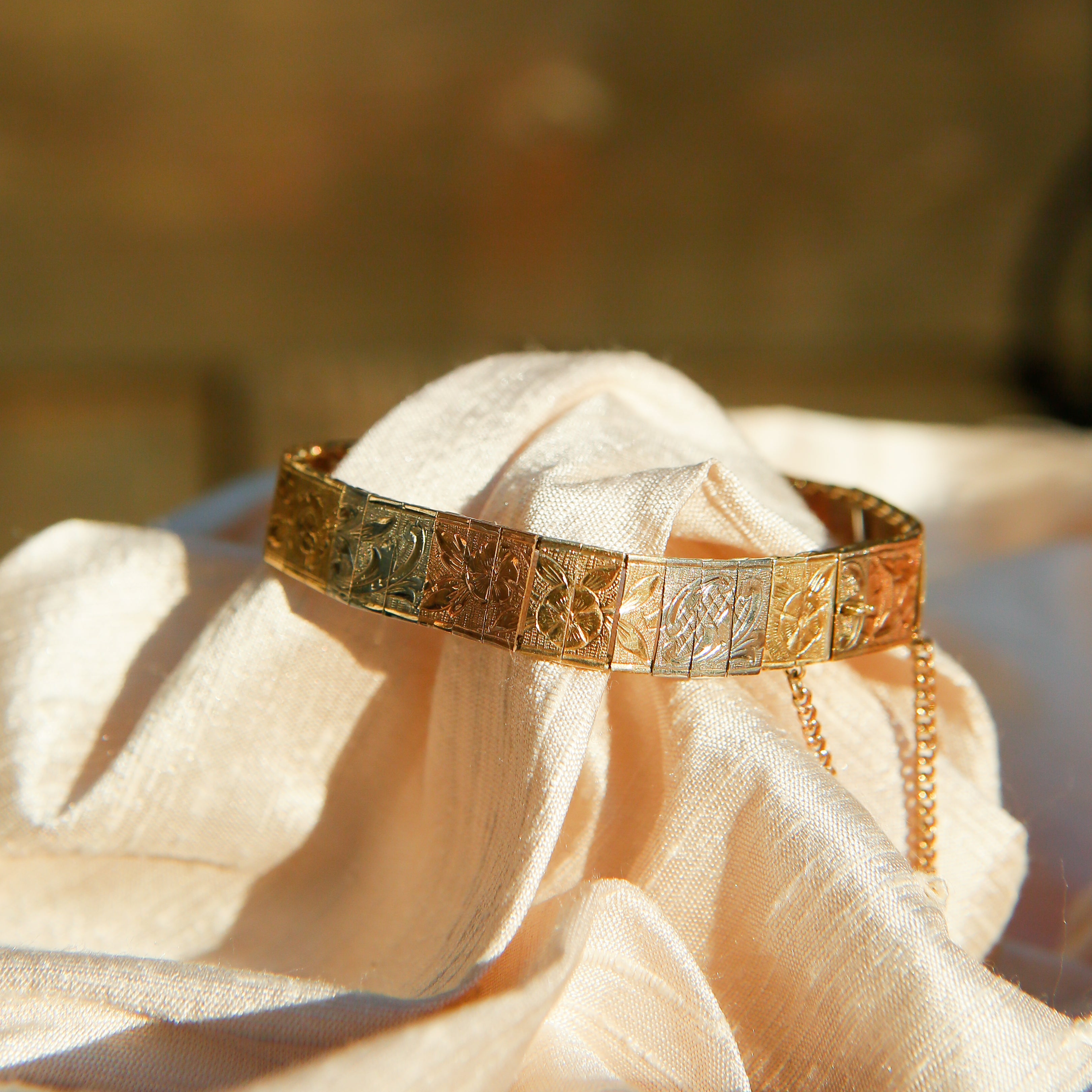 Vintage Tritone Floral with safety chain 7" | Vintage Bracelet