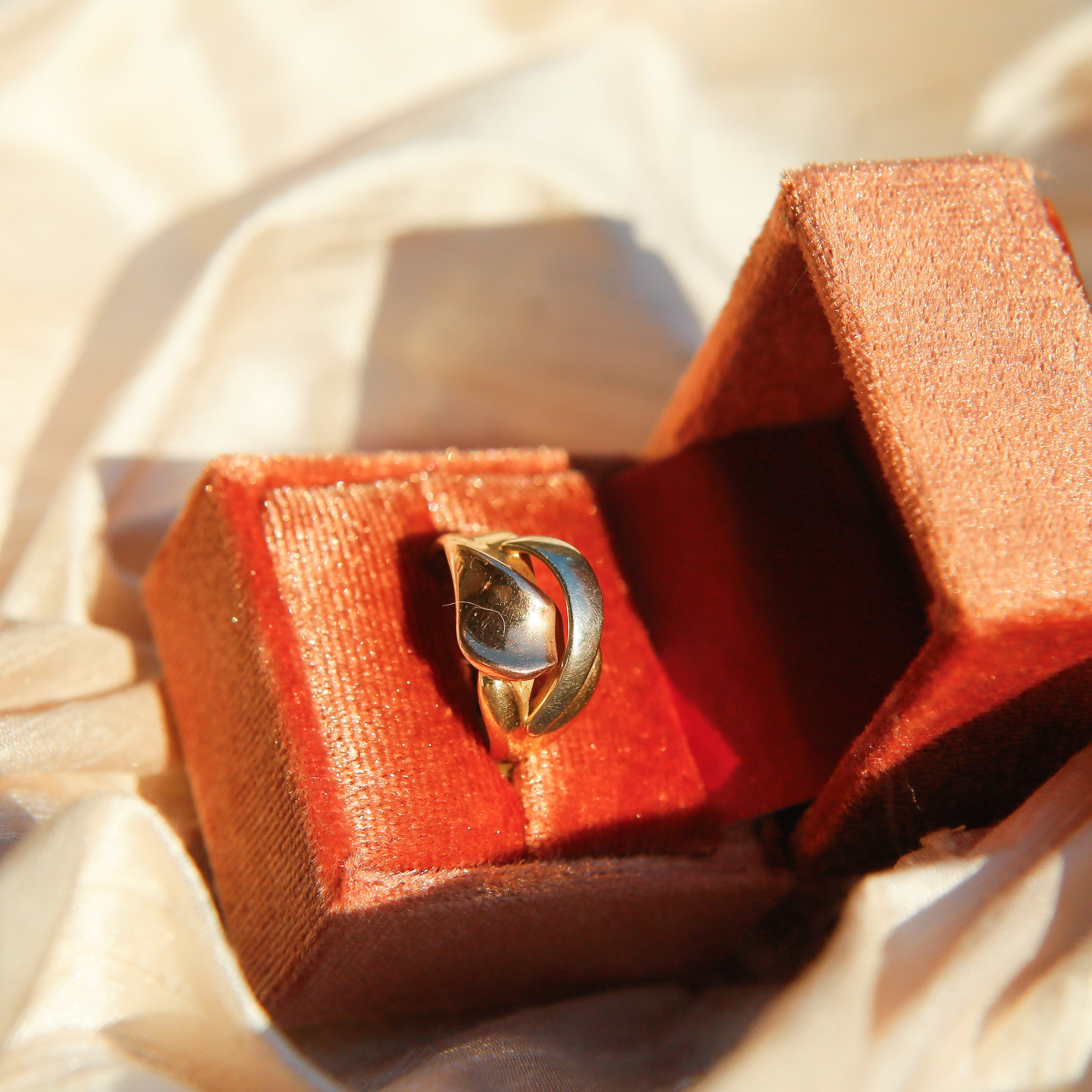 70's 14k Italian Three Tone Flower Sculpted Band | sz 6.75