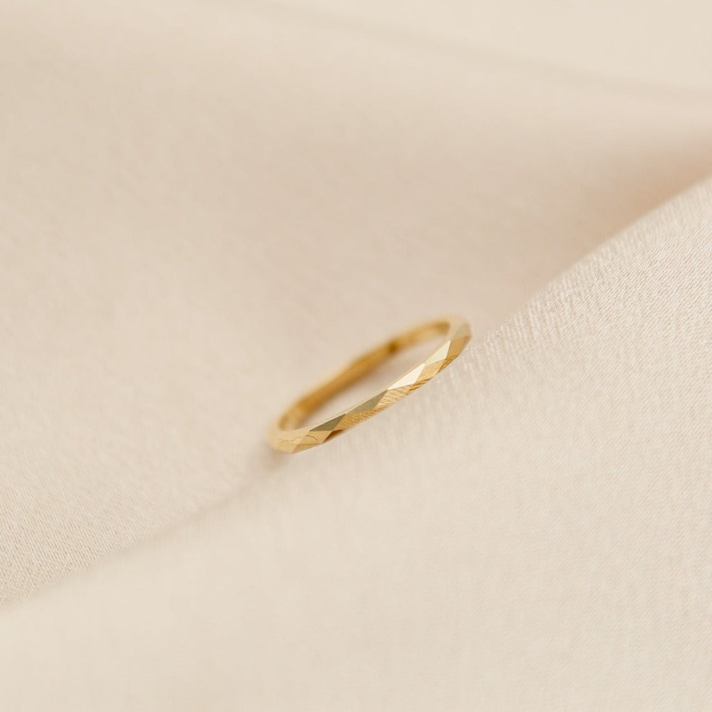 Yellow gold faceted pattern ring by unique Milwaukee Jewelry shop Cival. Fine jewelry designs for aniversery presents, birthday presents or special occasions. Gold Band with geometric diamond shape pattern. Stacking band or alternative engagement ring.