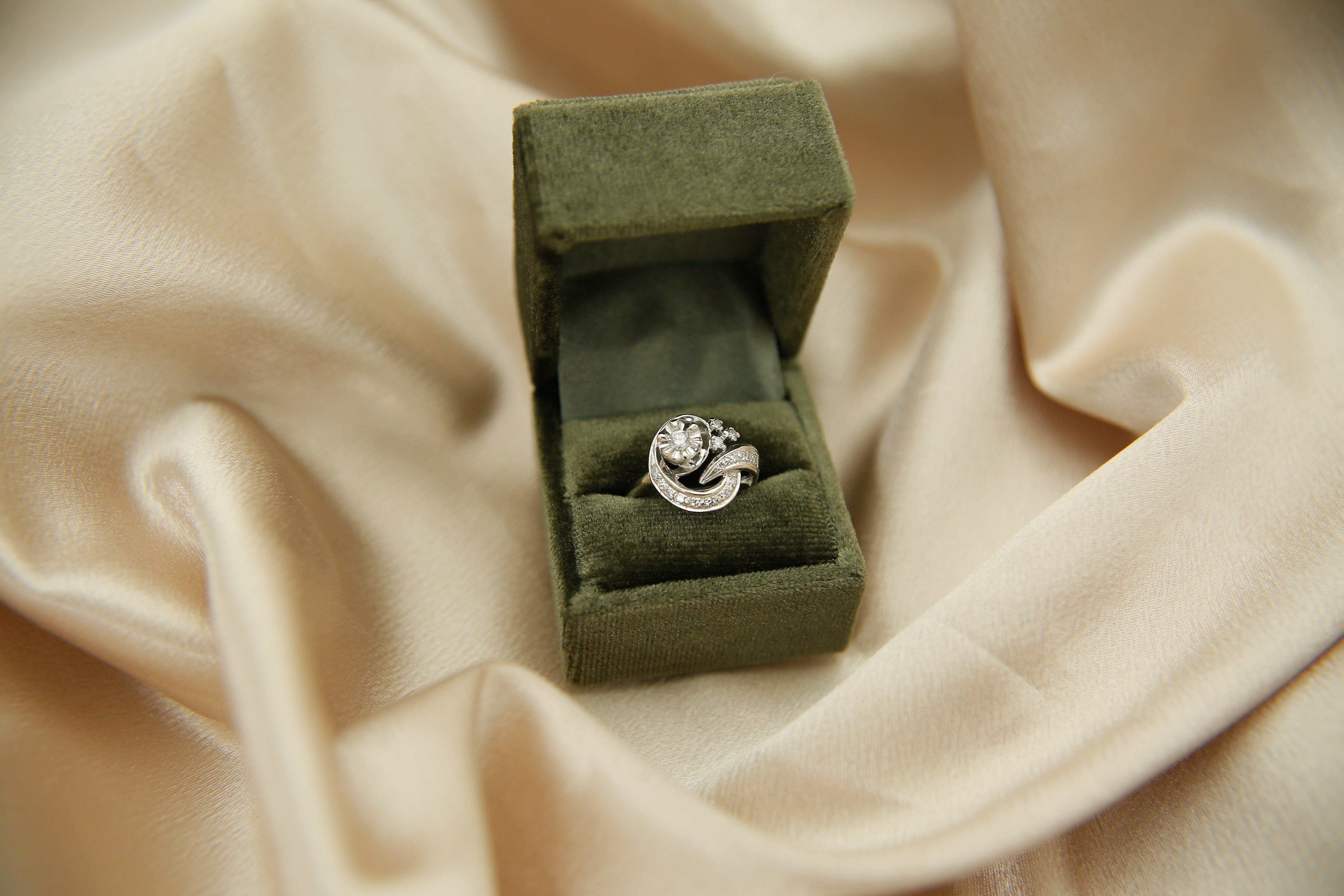 14k White Gold Deco Swirl Ring | sz 7.5