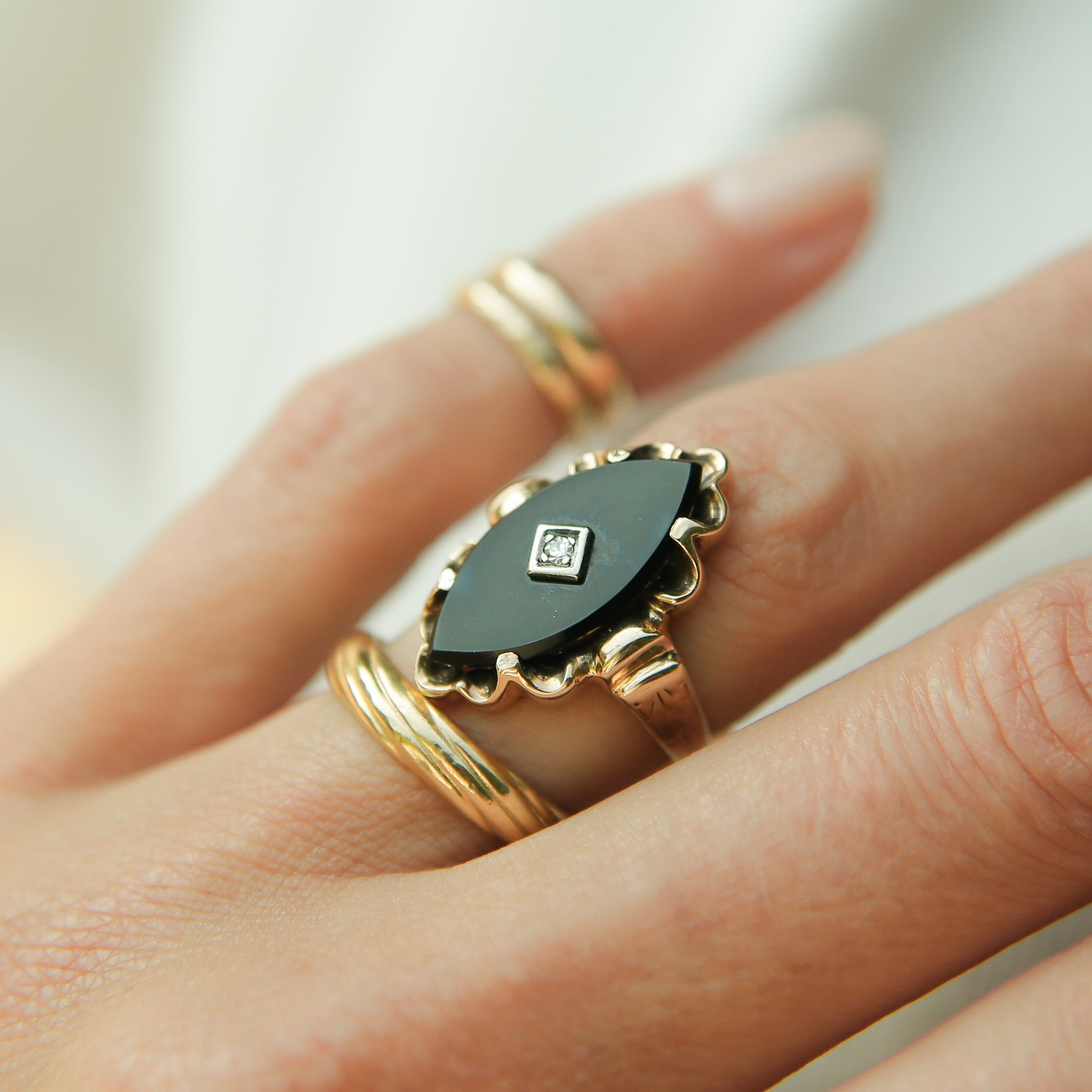 Vintage 10k Ribbon Framed Onyx and Diamond Ring | sz 6.25