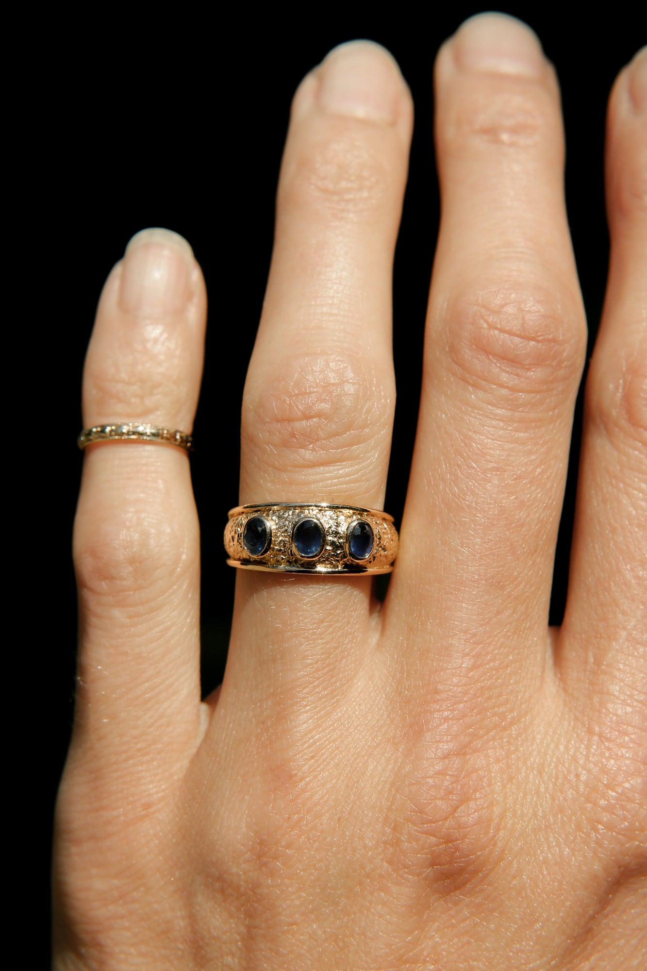 Vintage 19k Texture & 3 Stone Band | SZ 7