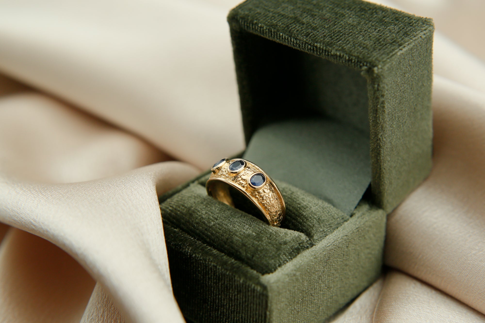 Vintage 19k Texture & 3 Stone Band | SZ 7