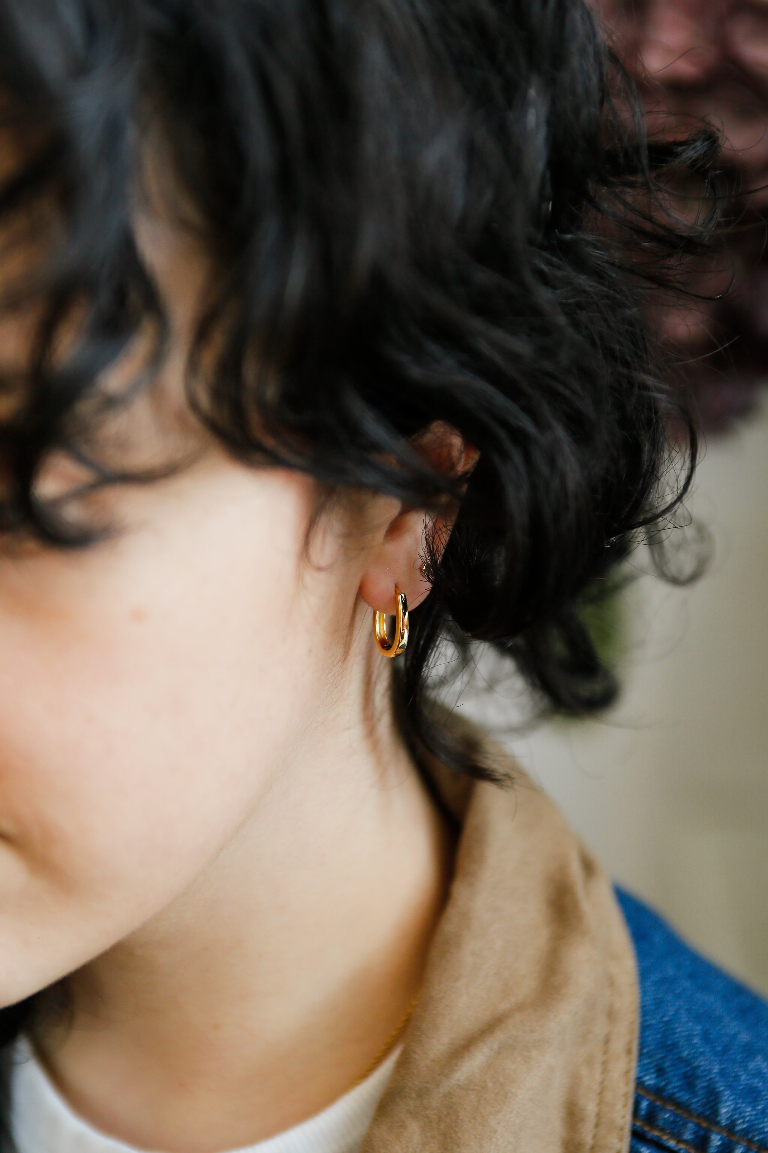 model wearing gold sunna hoop