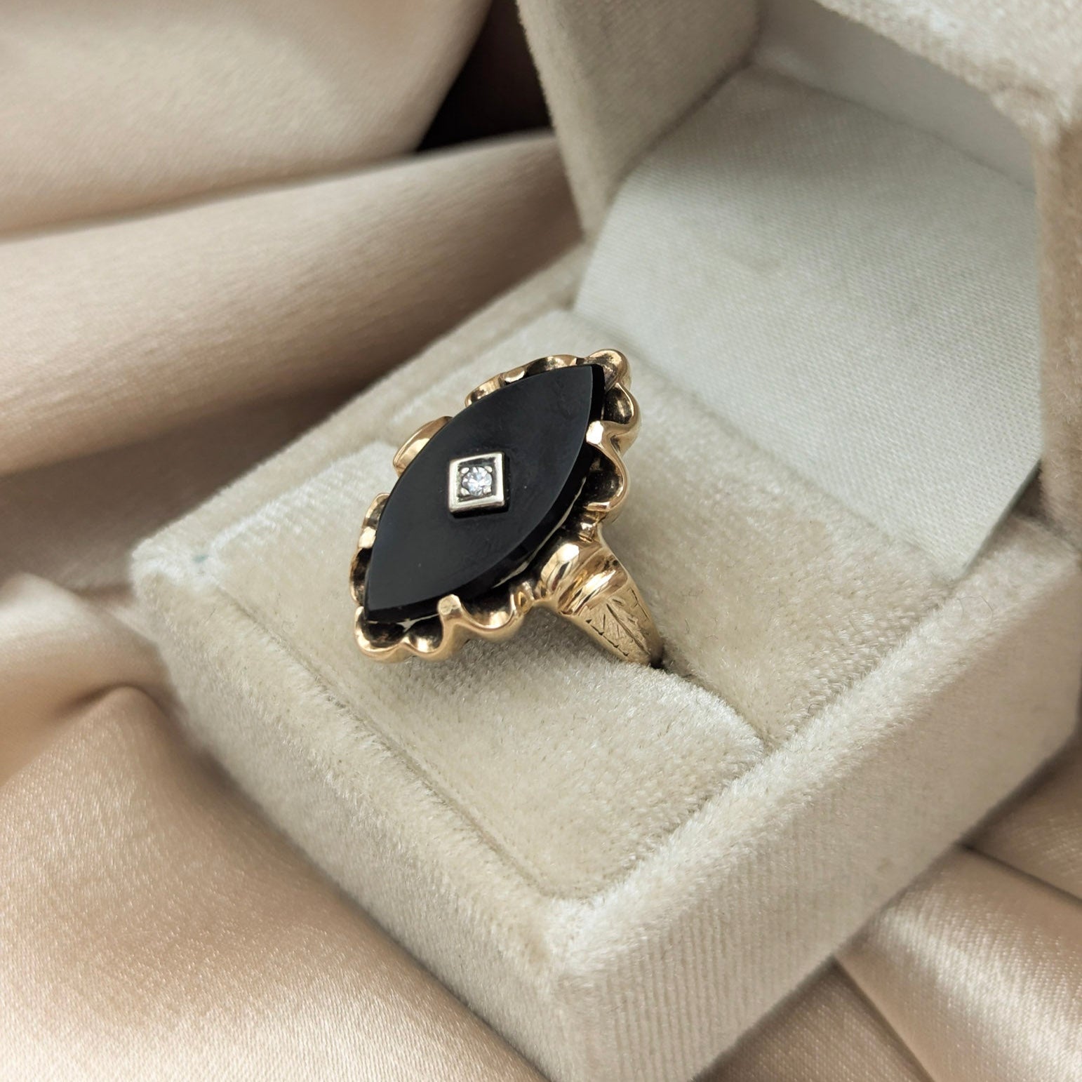 Vintage 10k Ribbon Framed Onyx and Diamond Ring | sz 6.25