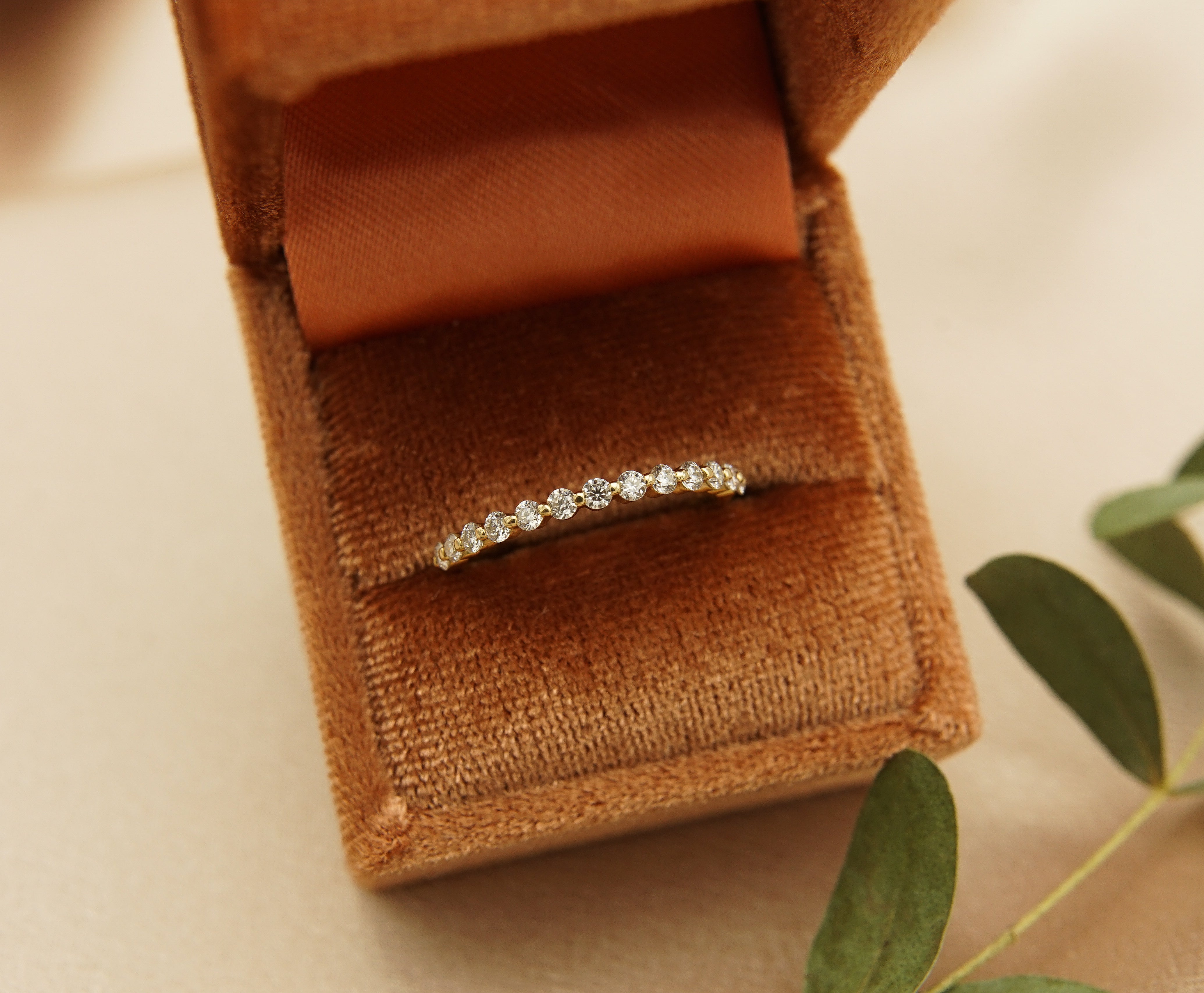 10K Multistone Moissanite Band