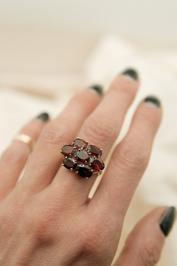 10k Garnet Flower ring | Sz 8