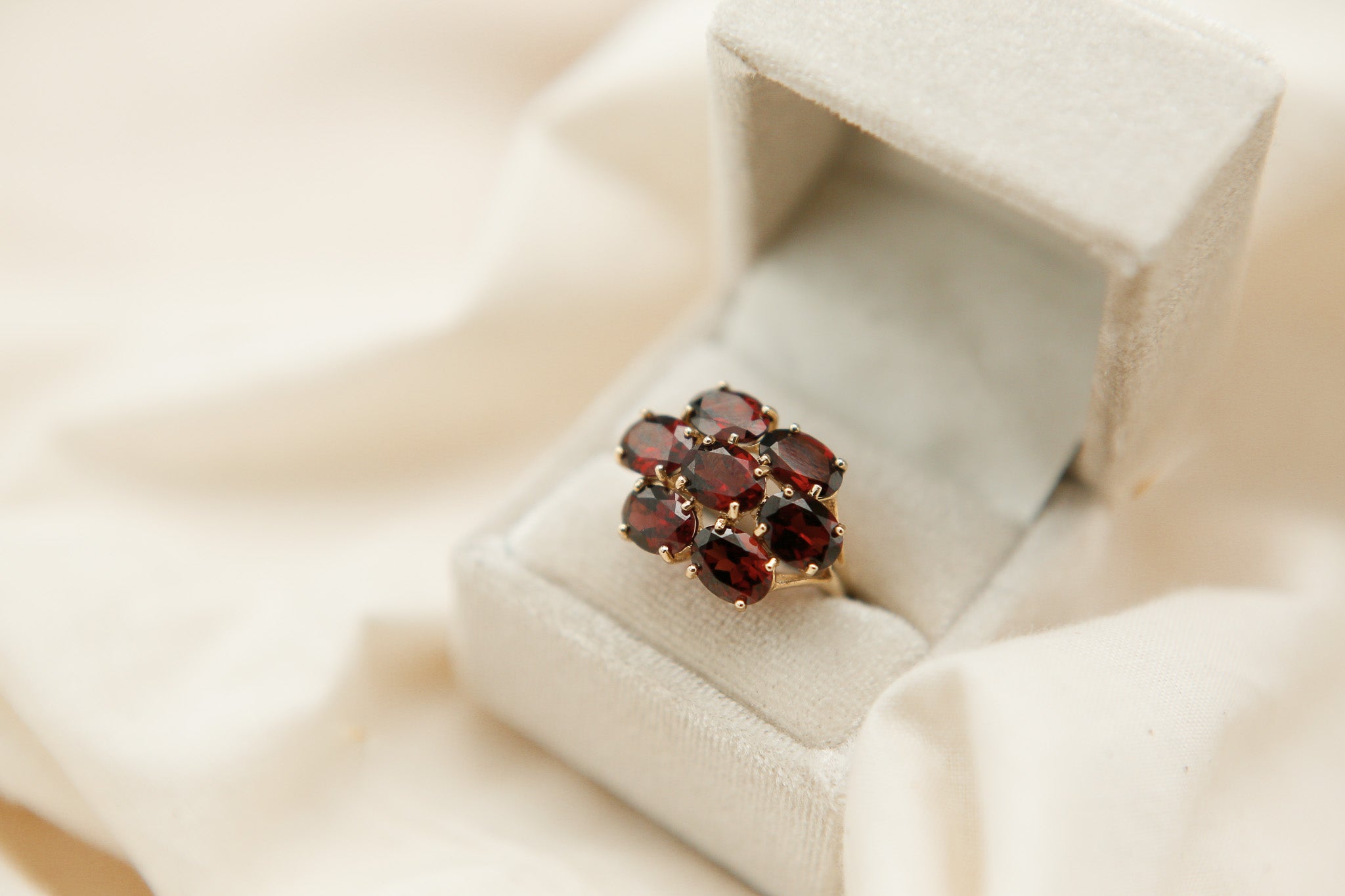 10k Garnet Flower ring | Sz 8