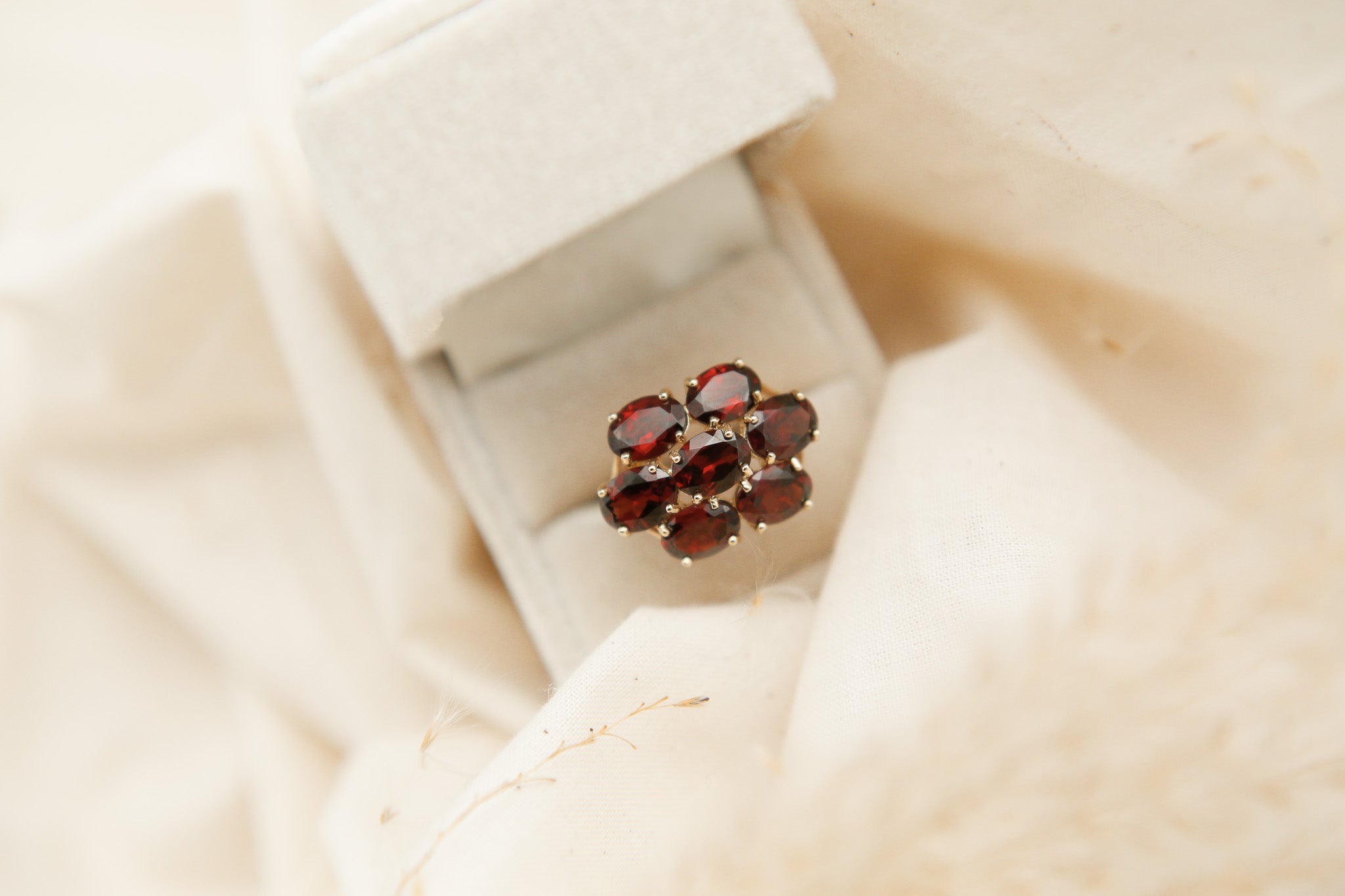 10k Garnet Flower ring | Sz 8