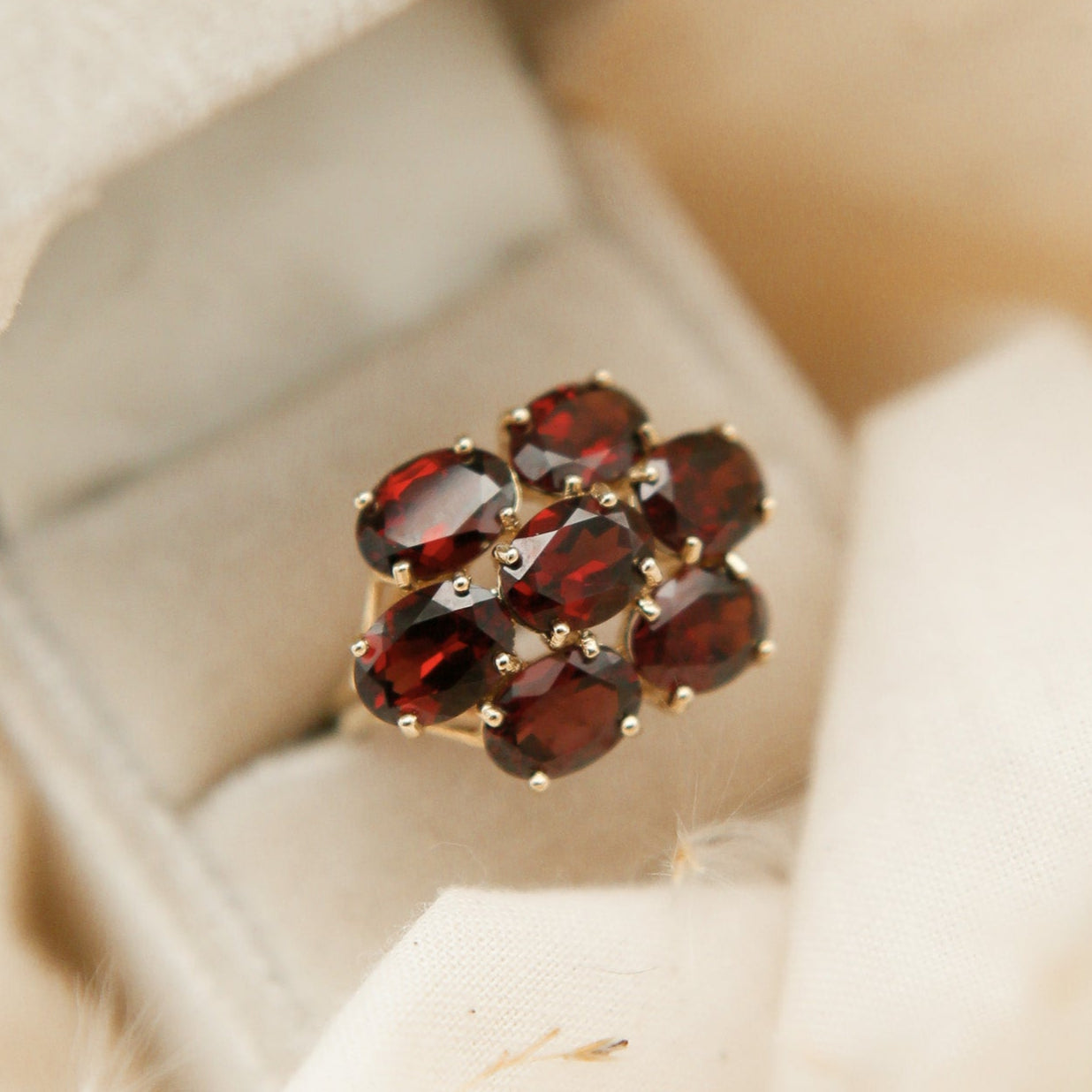 10k Garnet Flower ring | Sz 8