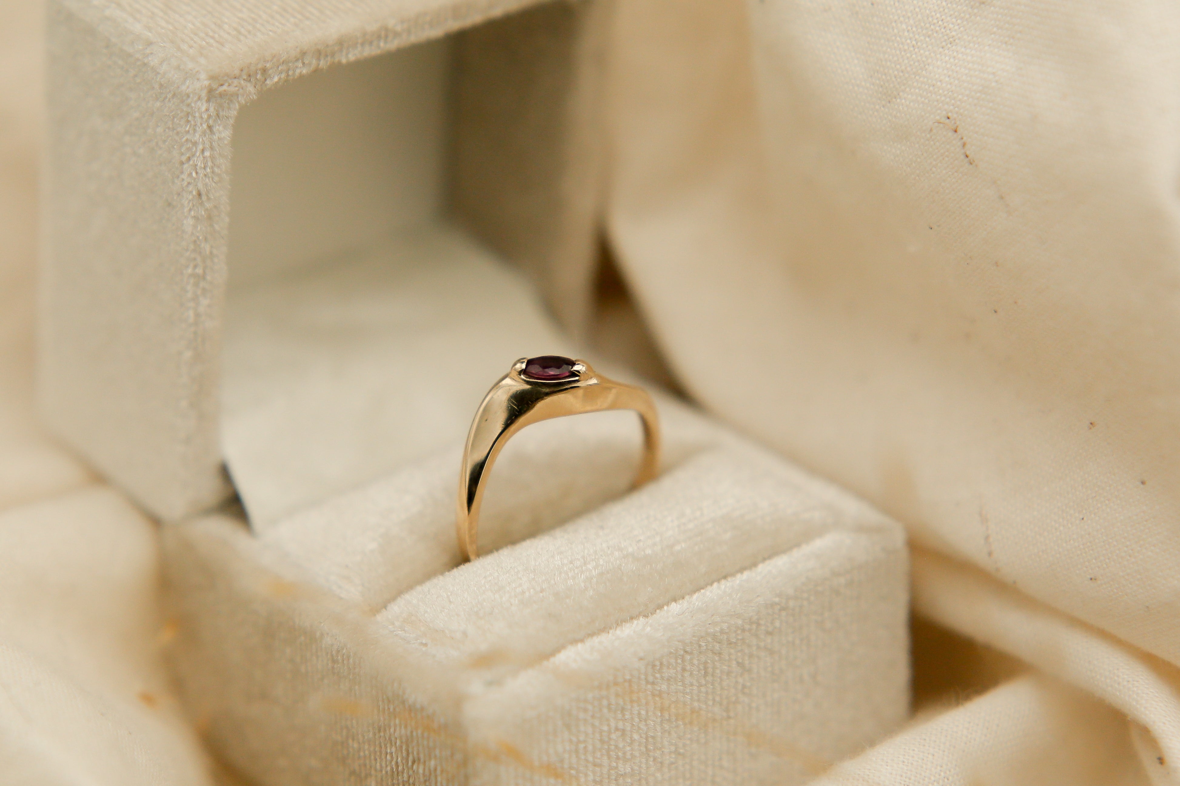 80's Garnet wave ring | sz 8