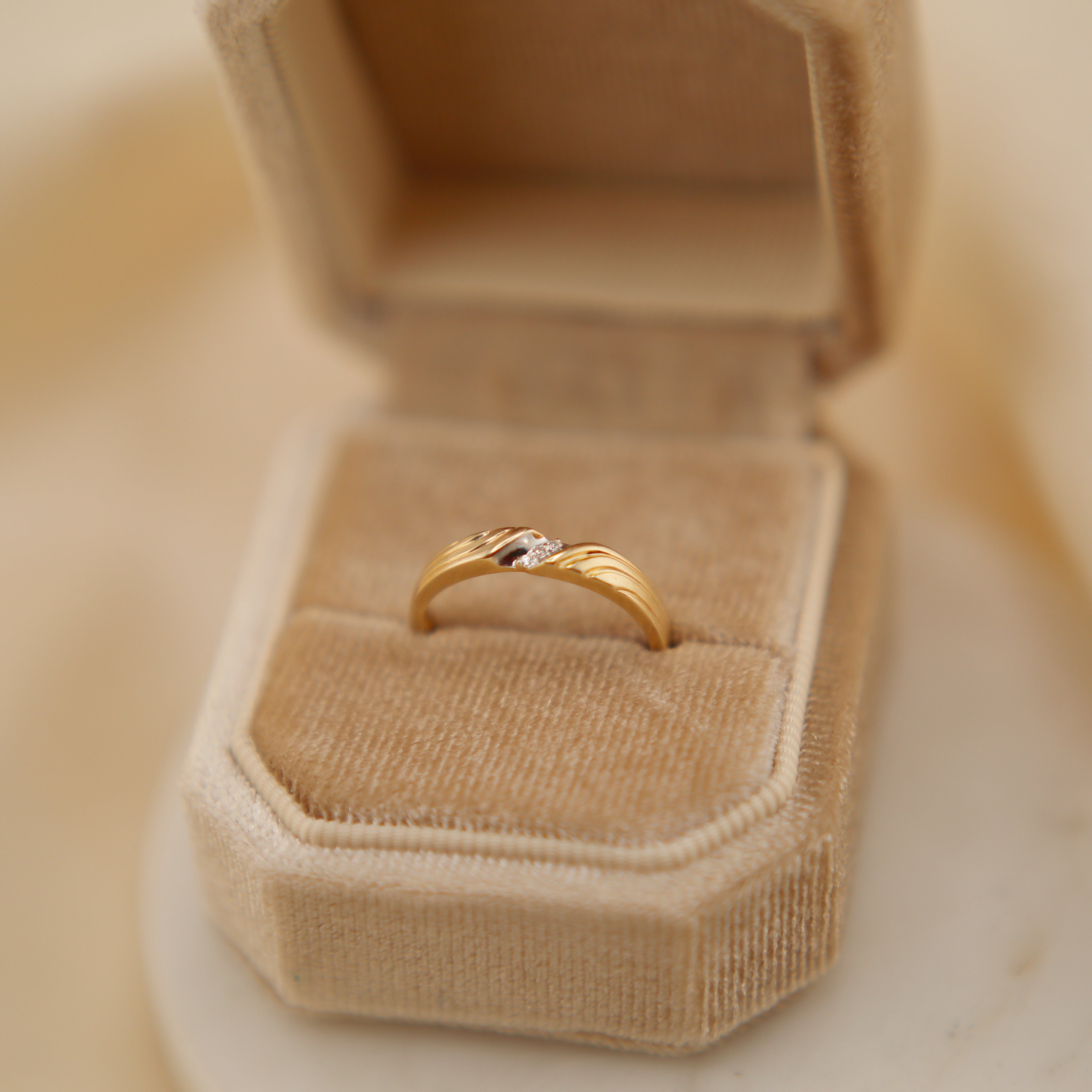 Thin two tone 70's three stone diamond textured band | sz 6.25