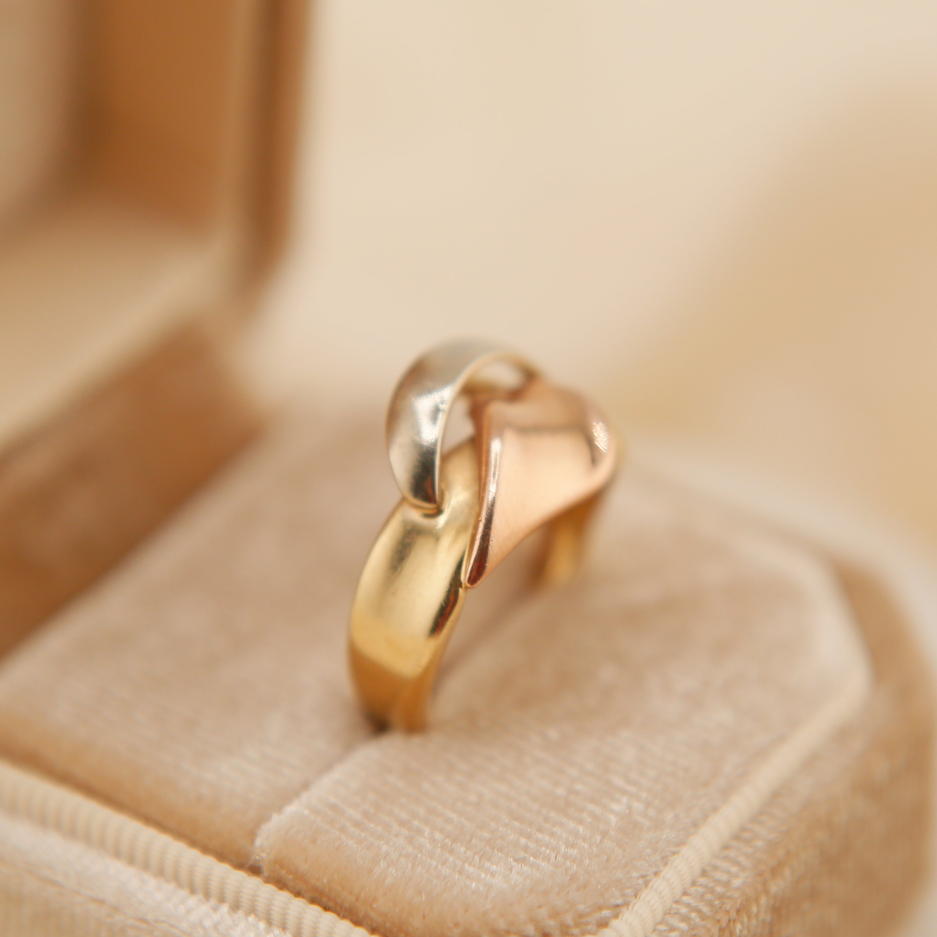 70's 14k Italian Three Tone Flower Sculpted Band | sz 6.75