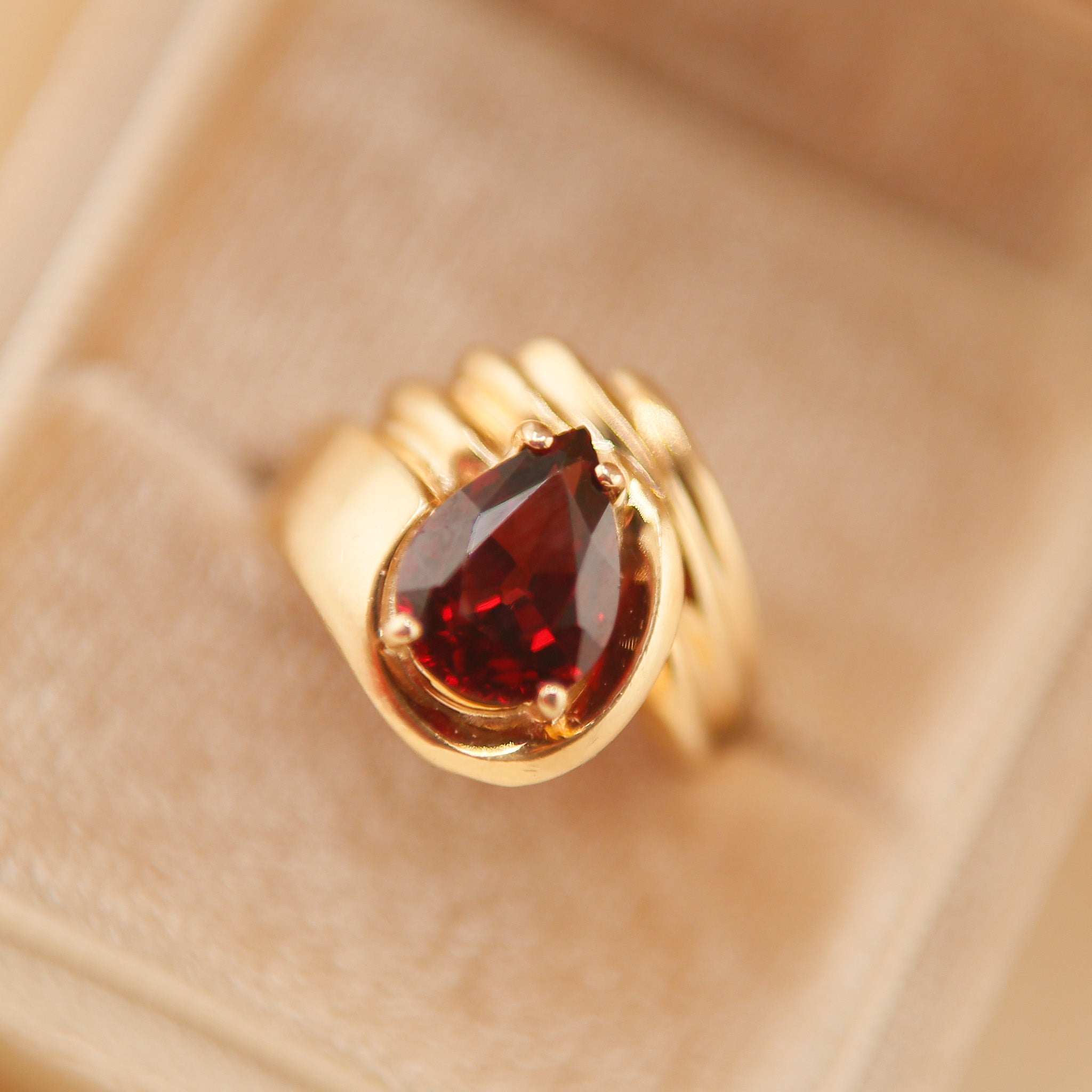 60's 14k Pear Garnet Ring | sz 6.75