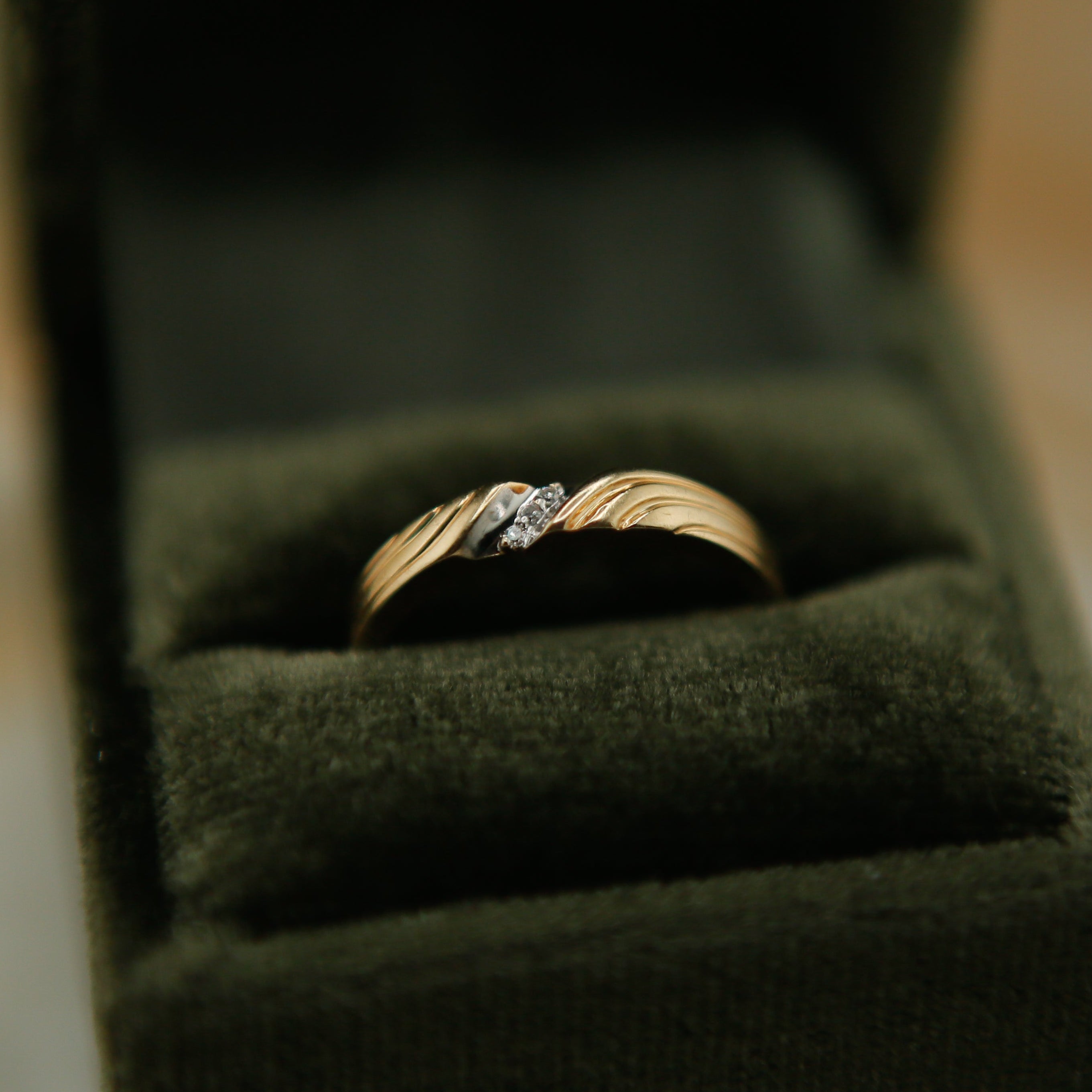 Thin two tone 70's three stone diamond textured band | sz 6.25