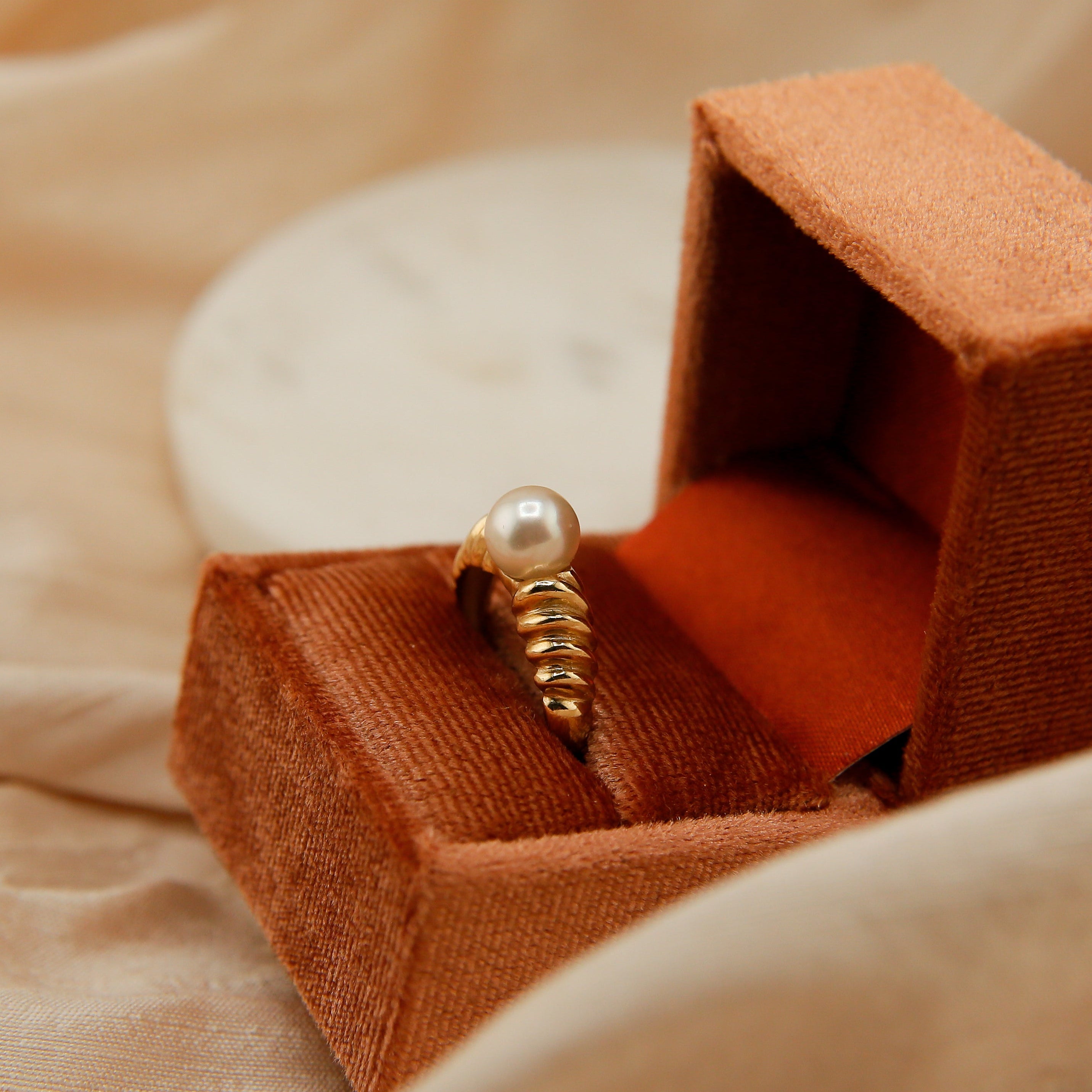 60's Pearl w Twisted Gold Band | sz 6