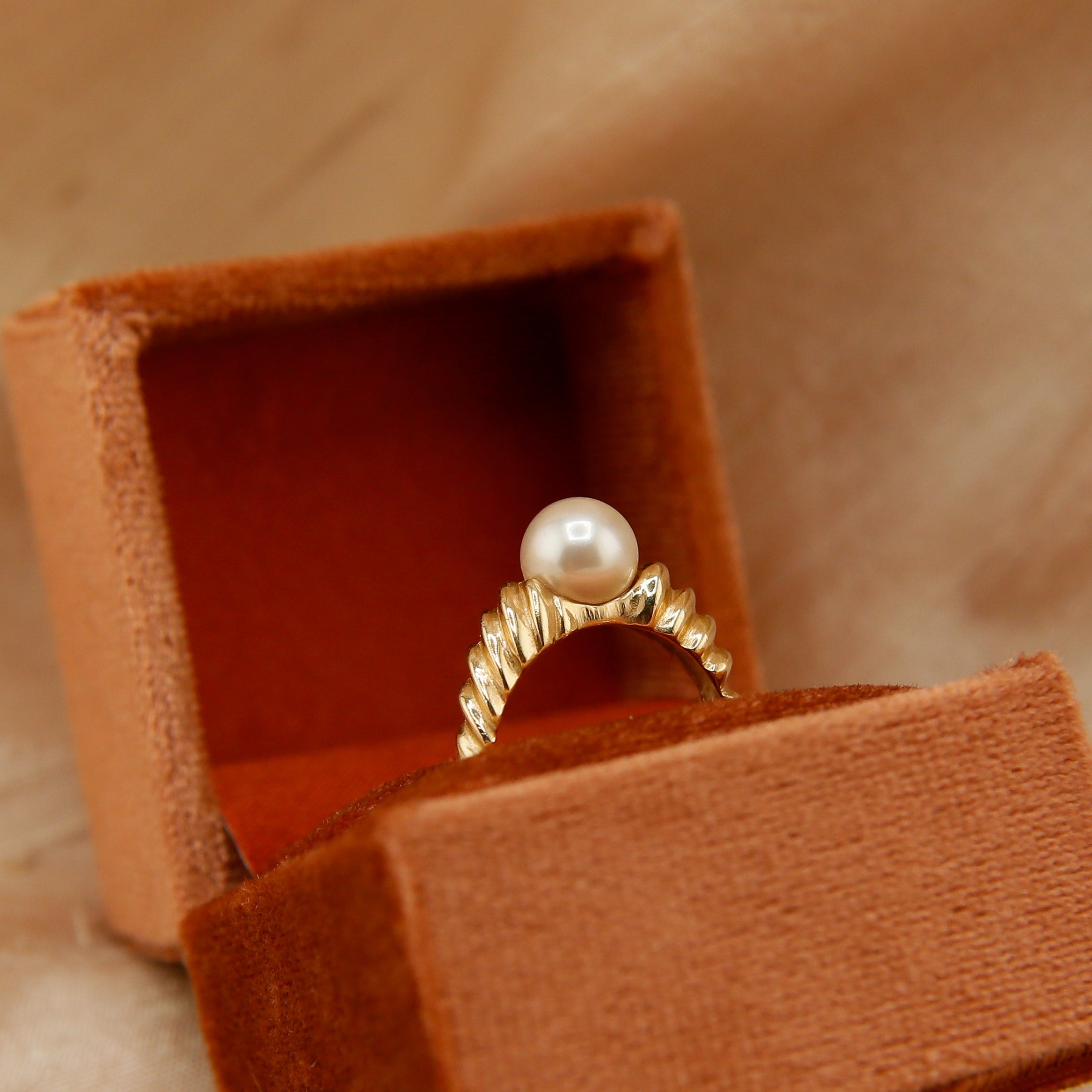 60's Pearl w Twisted Gold Band | sz 6