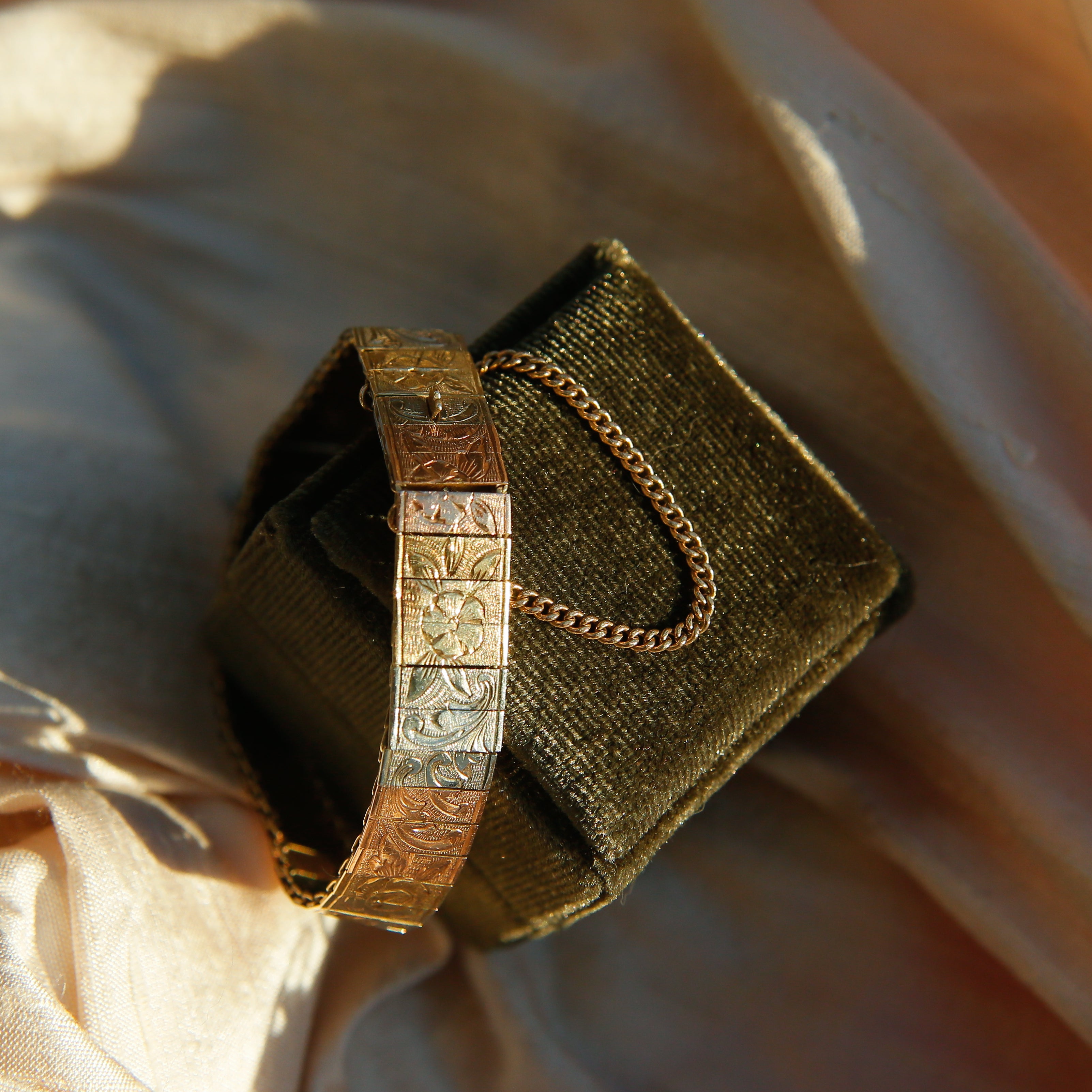 Vintage Tritone Floral with safety chain 7" | Vintage Bracelet