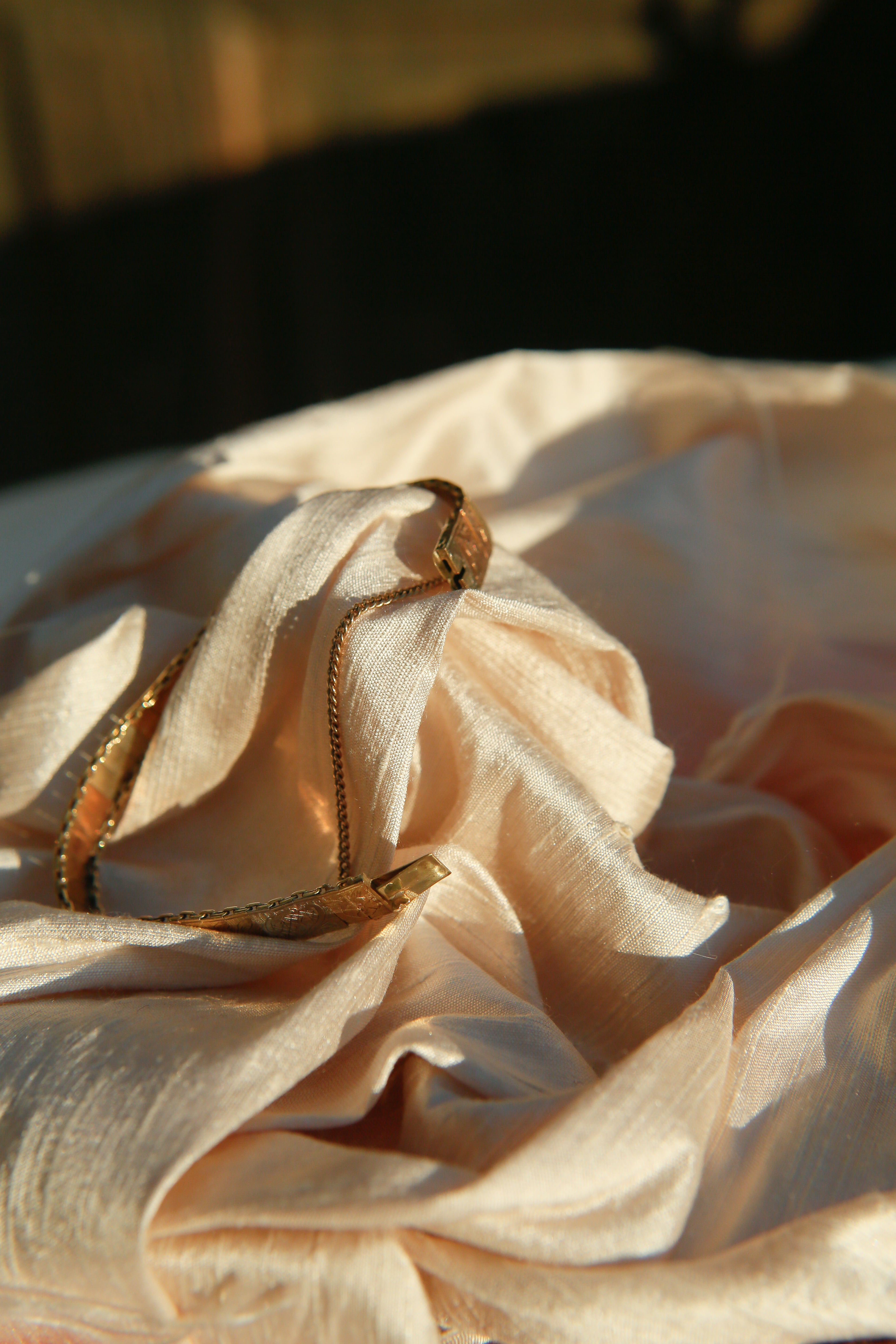 Vintage Tritone Floral with safety chain 7" | Vintage Bracelet