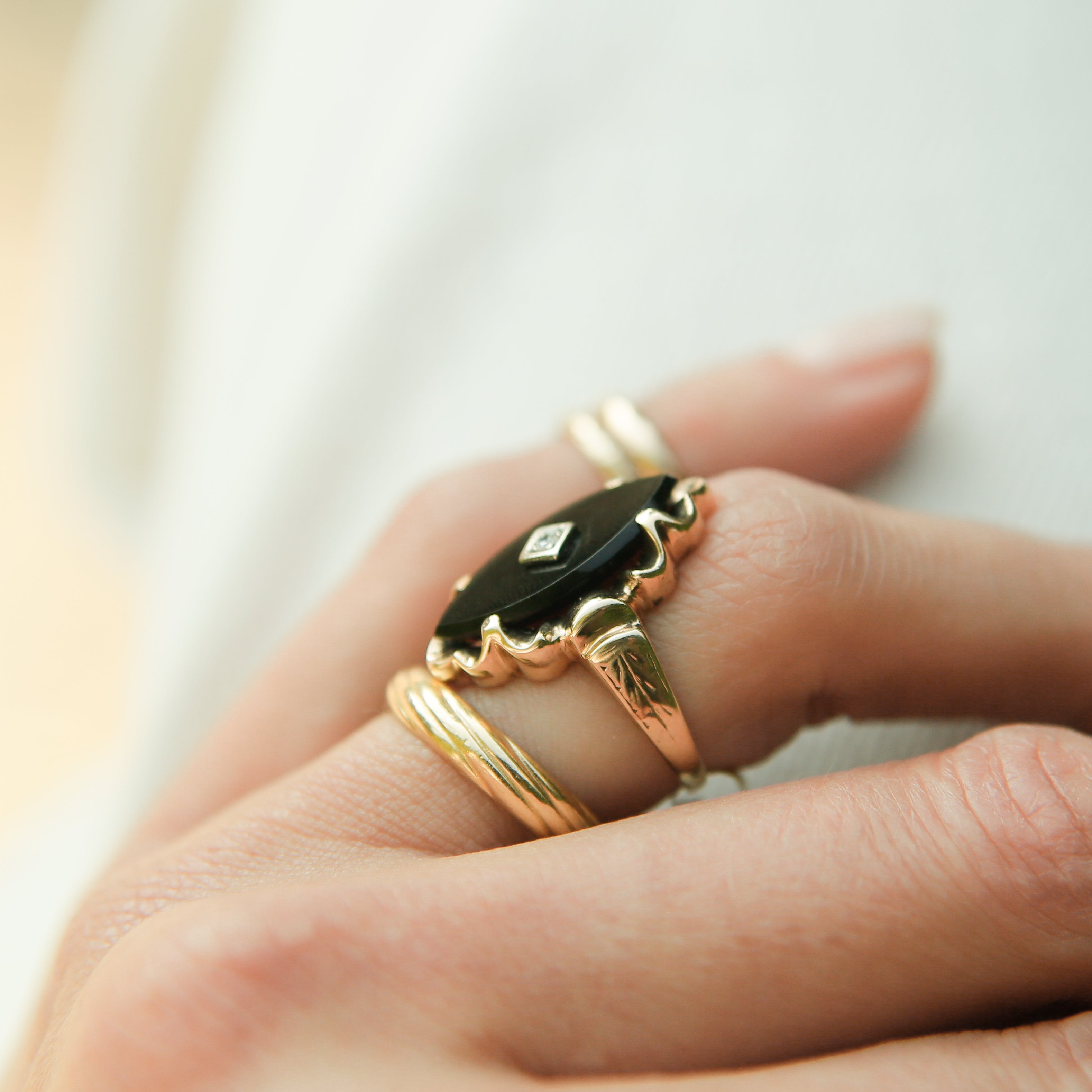 Vintage 10k Ribbon Framed Onyx and Diamond Ring | sz 6.25