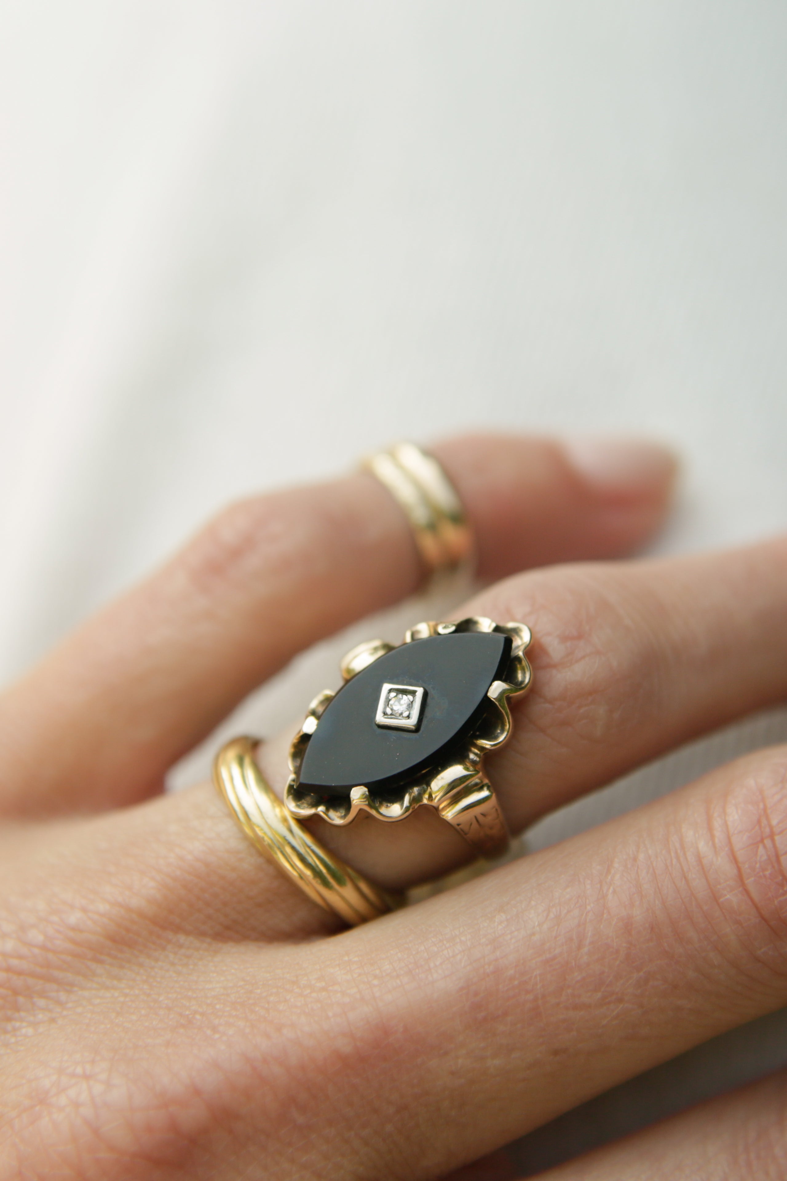 Vintage 10k Ribbon Framed Onyx and Diamond Ring | sz 6.25