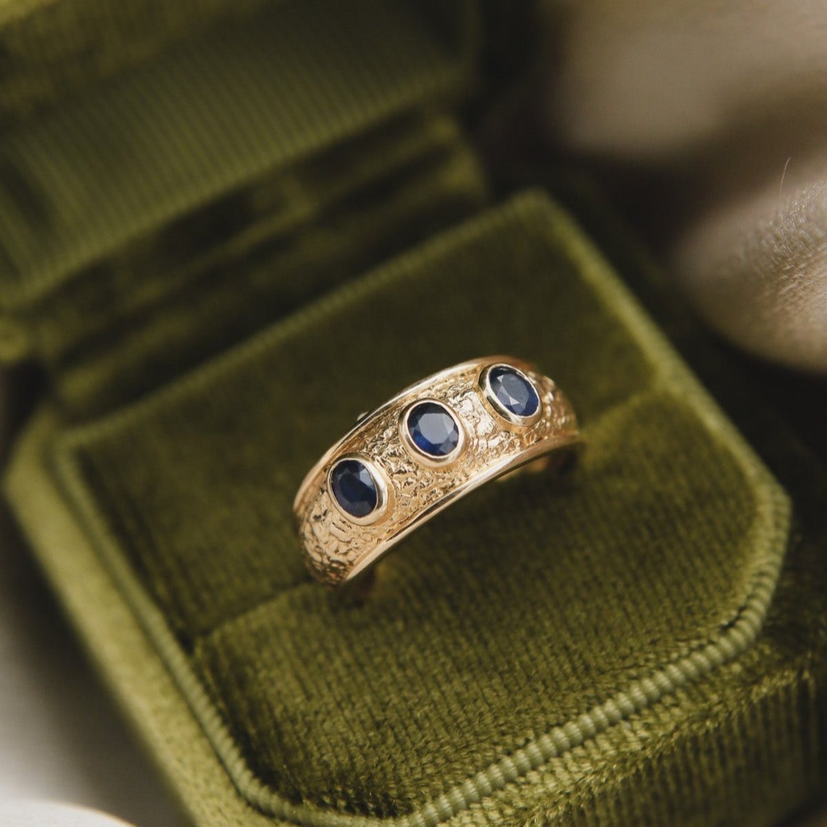 19k gold and blue sapphire ring