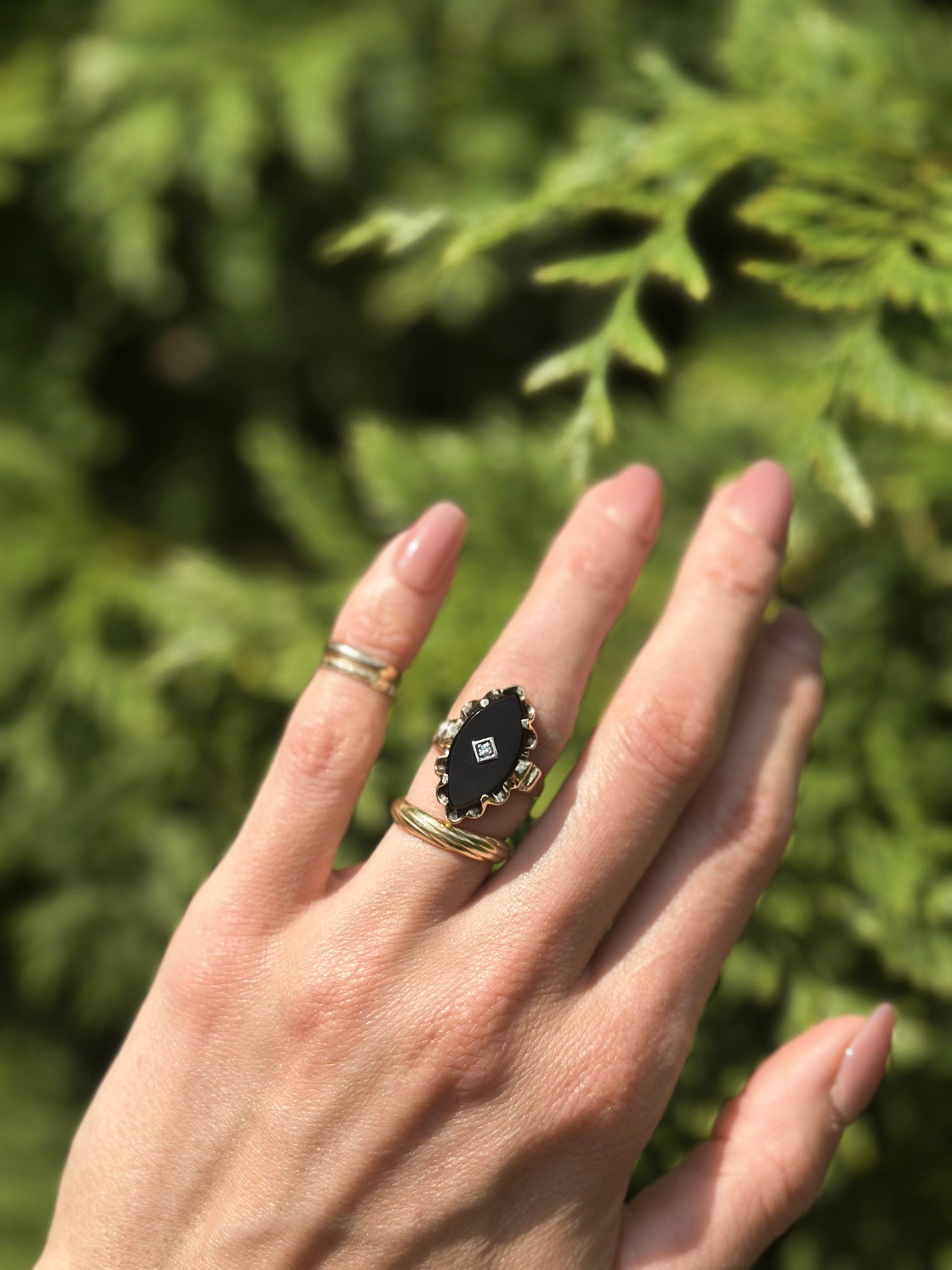 Vintage 10k Ribbon Framed Onyx and Diamond Ring | sz 6.25