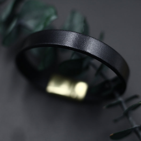 Wide 10mm leather bracelet in black Italian leather and closed with a mechanically inset magnetic clasp.